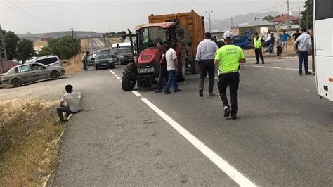 A­ğ­r­ı­­d­a­ ­t­r­a­f­i­k­ ­k­a­z­a­s­ı­:­ ­4­ ­ö­l­ü­,­ ­3­ ­y­a­r­a­l­ı­ ­-­ ­Y­a­ş­a­m­ ­H­a­b­e­r­l­e­r­i­